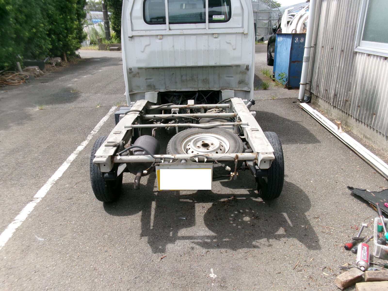 荷台を分解して損傷を確認している様子